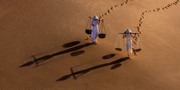 Фотография Two Girls Sand Dune фотографа Чин Лонг Тэо, вошедший в ТОП-50 категории Amateur Landscape конкурса the EPSON International Pano Awards 2018 Фотография Two Girls Sand Dune фотографа Чин Лонг Тэо, вошедший в ТОП-50 категории Amateur Landscape конкурса the EPSON International Pano Awards 2018 - Sputnik Армения