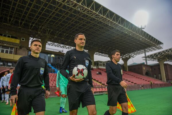 Арбитрский состав футбольного матча между сборными (до 19 лет) Германии и Португалии на товарищеском турнире перед чемпионатом Европы (14 ноября 2018). Еревaн Арбитрский состав футбольного матча между сборными (до 19 лет) Германии и Португалии на товарищеском турнире перед чемпионатом Европы (14 ноября 2018). Еревaн - Sputnik Армения