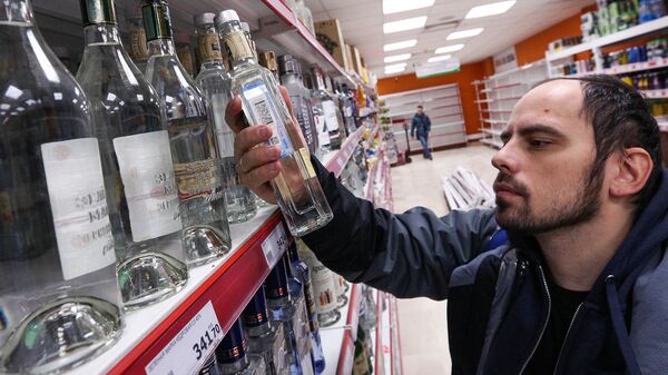 Мужчина в отделе алкогольной продукции супермаркета - Sputnik Армения