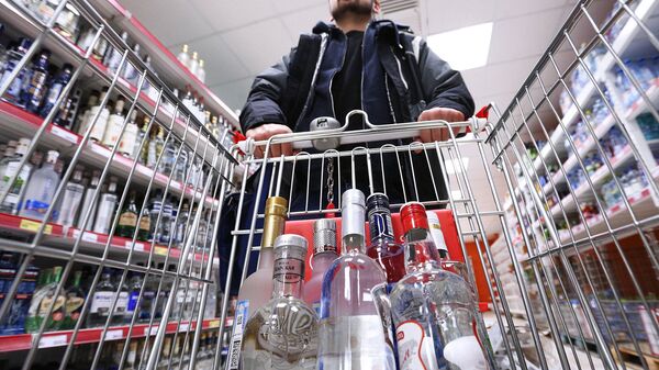 Мужчина в отделе алкогольной продукции супермаркета - Sputnik Արմենիա