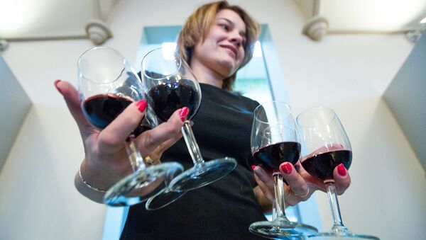 Девушка с бокалами красного вина - Sputnik Արմենիա