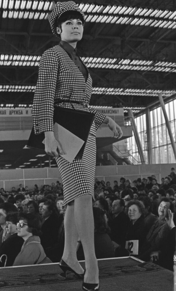Демонстрация моделей одежды. Москва, 1964 год - Sputnik Армения