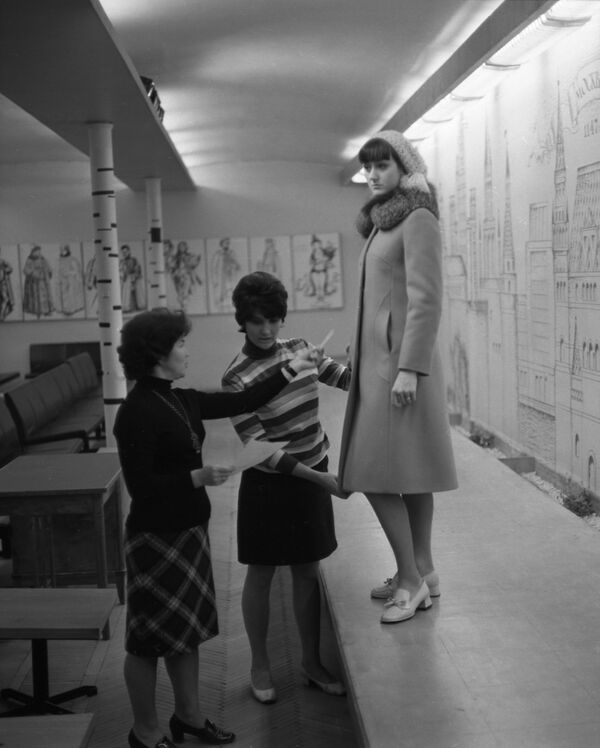 Новая модель зимнего пальто на швейной фабрике Салют. 1970 год Новая модель зимнего пальто на швейной фабрике Салют. 1970 год - Sputnik Армения
