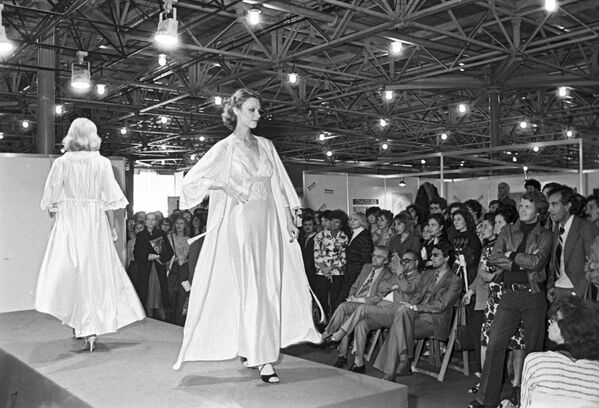 Ֆրանսիացի դիզայներների ու մոդելավորողների հագուստի ցուցադրությունը «Կենցաղ և նորաձևություն 79» միջազգային ցուցահանդեսի ժամանակ, «Սոկոլնիկի», Մոսկվա - Sputnik Արմենիա