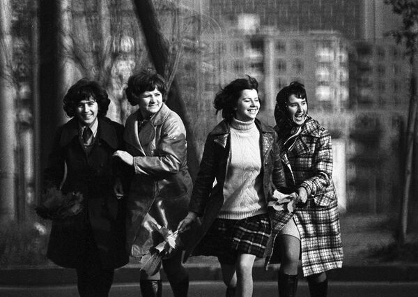 Девушки на улице в Минске, Белорусская ССР, 1974 год - Sputnik Армения
