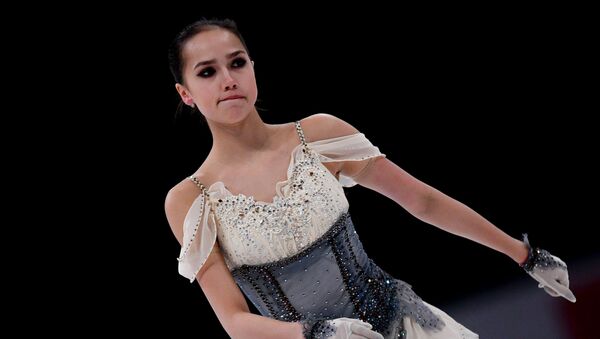 Алина Загитова (Россия) на разминке перед началом короткой программы женского одиночного катания V этапа Гран-при по фигурному катанию (16 ноября 2018). Москвa - Sputnik Արմենիա