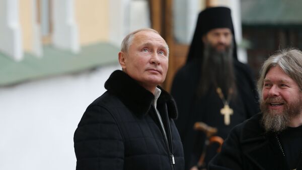 Президент РФ В. Путин посетил Псково-Печерский монастырь - Sputnik Армения