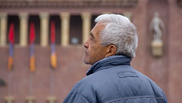 Пожилой человек наблюдает за дрифтом - Sputnik Армения