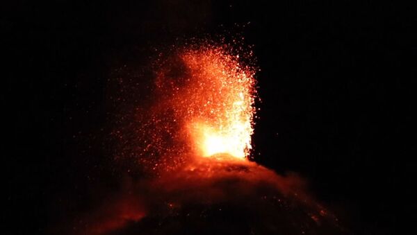 Беспокойный вулкан Фуэго в Гватемале - Sputnik Армения