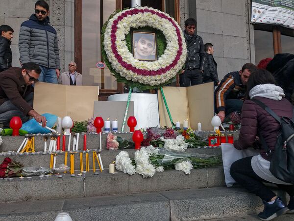 Плачут и мужчины: у театра им. Спендиаряна ереванцы прощаются с 23-летним артистом Плачут и мужчины: у театра им. Спендиаряна ереванцы прощаются с 23-летним артистом - Sputnik Армения