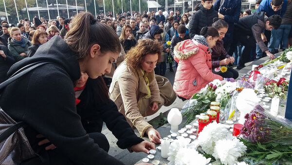 Ереванцы возложили цветы и зажгли свечи у входа в Национальный академический театр оперы и балета им. Спендиаряна (21 ноября 2018). Еревaн - Sputnik Армения