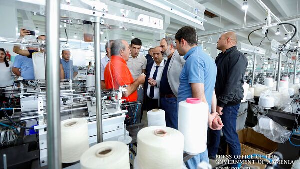 Премьер-министр Никол Пашинян посетил завод компании “Тавуш текстиль” (10 августа 2018). Берд - Sputnik Армения