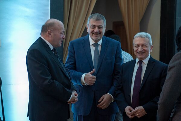 Министры финансов Армении разных времен: Левон Бархударян (1993-1997, 1999-2000), Ваче Габриелян (2010-2013) и Атом Джанджугазян (2018) - Sputnik Армения