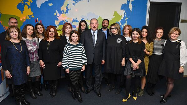 Президент Армении, председатель совета попечителей фонда Айастан Армен Саркисян посетил офис фонда (22 ноября 2018). Еревaн - Sputnik Արմենիա