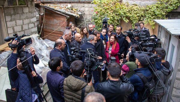 И.о. премьер-министра Никол Пашинян ответил на вопросы журналистов во время прогулки по Старому Еревану (23 ноября 2018). Ереван - Sputnik Արմենիա