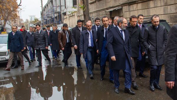 И.о. премьер-министра Никол Пашинян во время прогулки по Старому Еревану (23 ноября 2018). Ереван - Sputnik Армения