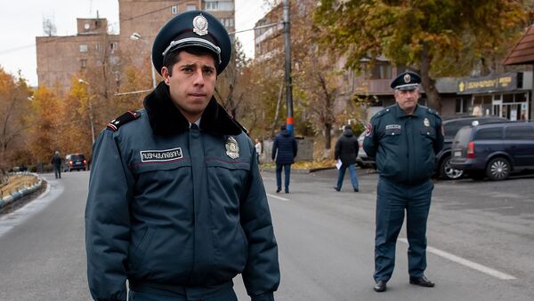 Сотрудник полиции во время шествия Никола Пашиняна (24 ноября 2018). Еревaн - Sputnik Армения