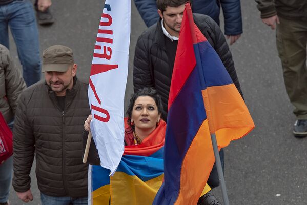 Присоединившиеся к шествию Никола Пашиняна граждане (24 ноября 2018). Еревaн - Sputnik Армения