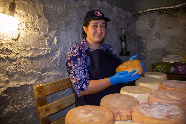 Четыре звоночка и Армезан: семья Микаэлянов создает царство сыров с ароматом коньяка - Sputnik Армения