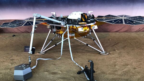Полномасштабная копия NASA Mars InSight на территории кампуса Лаборатории реактивного движения NASA (21 ноября 2018). Пасаденa, Калифорния - Sputnik Армения