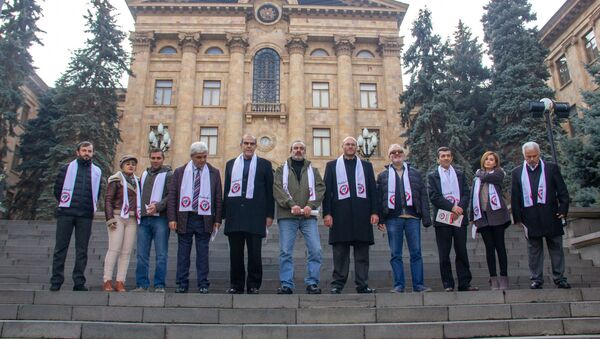 Члены партии Сасна Црер перед зданием Парламента - Sputnik Армения