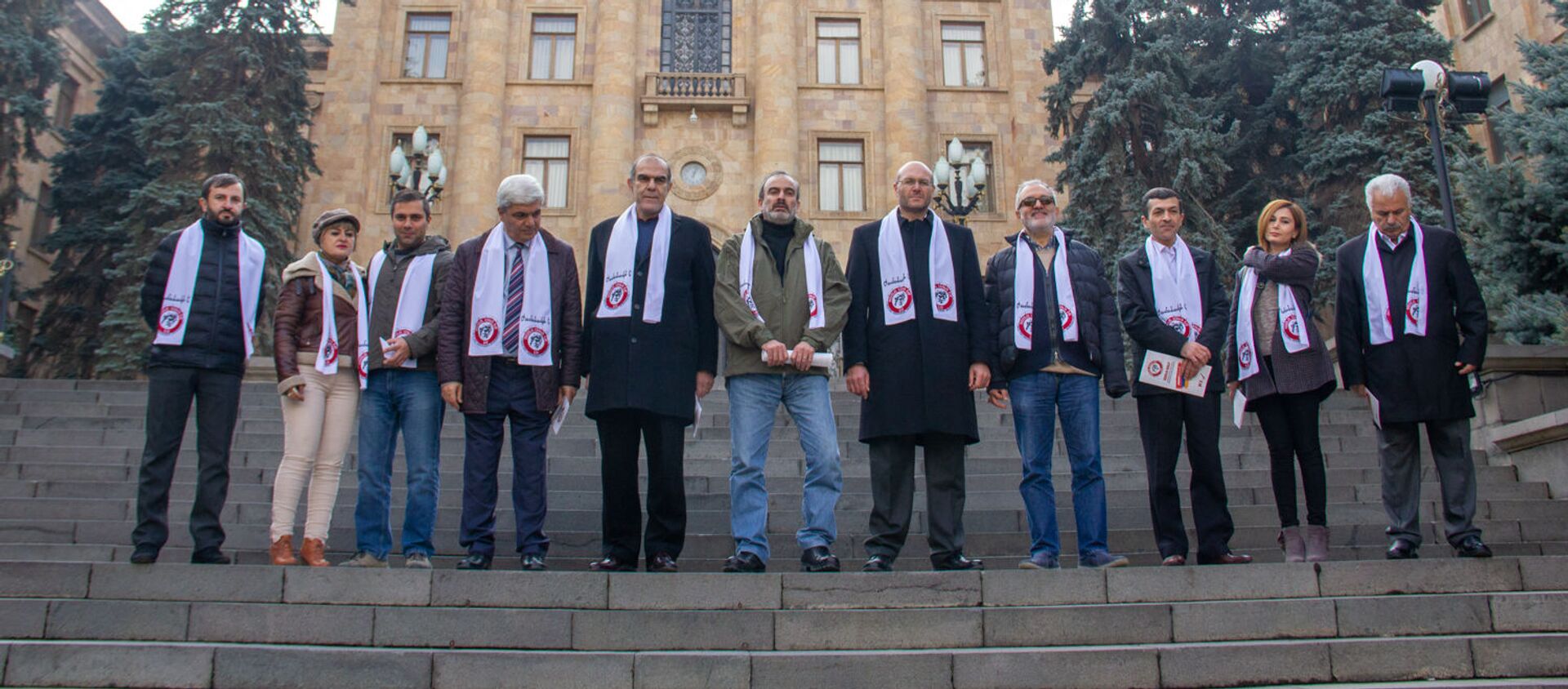 Члены партии Сасна Црер перед зданием Парламента - Sputnik Արմենիա, 1920, 28.12.2019
