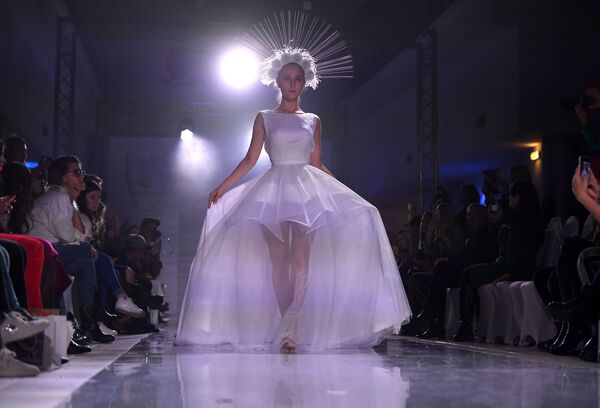 Модель в наряде из коллекции Грехопадение дизайнера Юлии Канавой на международной неделе моды Volga Fashion Weekе в Казани - Sputnik Армения