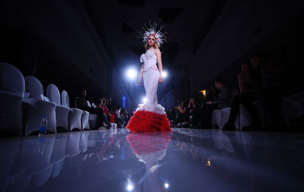 Модель демонстрирует одежду из новой коллекции Грехопадение дизайнера Юлии Канавой в рамках международной недели моды Volga Fashion Weekе в Казани - Sputnik Армения