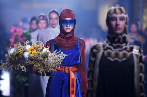 Модели демонстрируют одежду на показе в рамках международной недели моды Volga Fashion Week в Казани Модели демонстрируют одежду на показе в рамках международной недели моды Volga Fashion Week в Казани - Sputnik Армения
