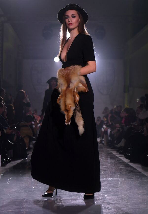 Модель демонстрирует одежду из новой коллекции Дыхание Парижа дизайнера Viktoria Fleur в рамках международной недели моды Volga Fashion Week в Казани - Sputnik Армения