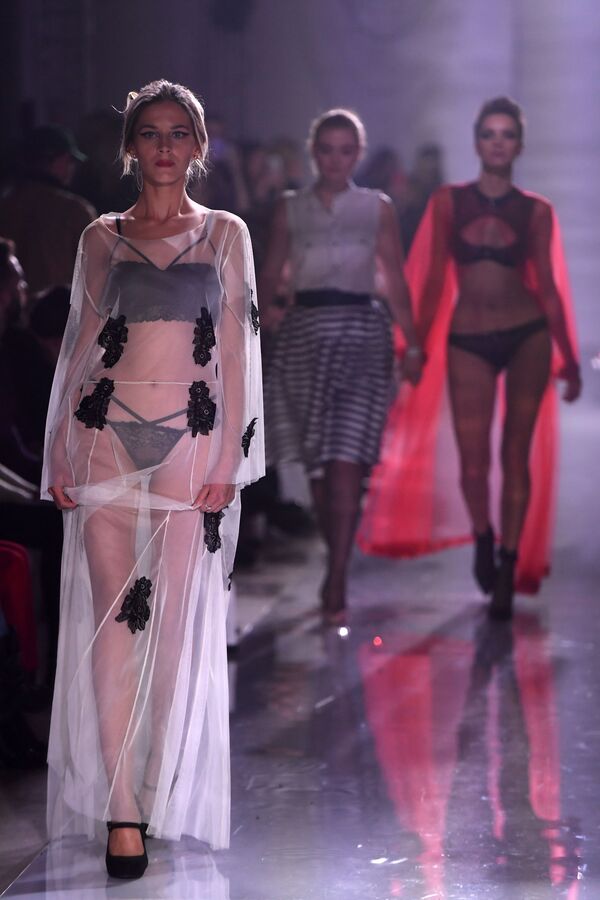 Модели демонстрируют одежду из новой коллекции Полет Амура дизайнера Зульфии Шарофеевой в рамках международной недели моды Volga Fashion Week в Казани - Sputnik Армения