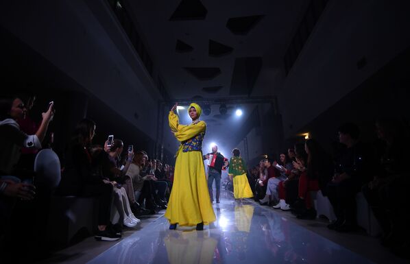 Модель демонстрирует одежду из новой коллекции Все бабы как бабы, а моя богиня дизайнера Наталии Гайдаржи в рамках международной недели моды Volga Fashion Week в Казани - Sputnik Армения