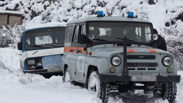 Спасатели извлекли из снега машины - Sputnik Արմենիա