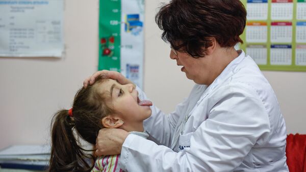 Բժշկուհին զննում է հիվանդ երեխային  - Sputnik Արմենիա