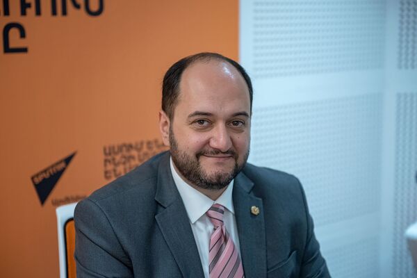 Проверки Араратского бакалавриата: на чем сошлись Арутюнян и Саакян Проверки Араратского бакалавриата: на чем сошлись Арутюнян и Саакян - Sputnik Армения