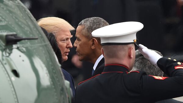 Президент США Дональд Трамп прощается с бывшим президентом Бараком Обамой после церемоний инаугурации Трампа в Капитолии (20 января 2017). Вашингтон - Sputnik Армения