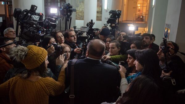 Адвокат Айк Алумян отвечает на вопросы журналистов в Апелляционном суде Армении (27 ноября 2018). Еревaн - Sputnik Արմենիա