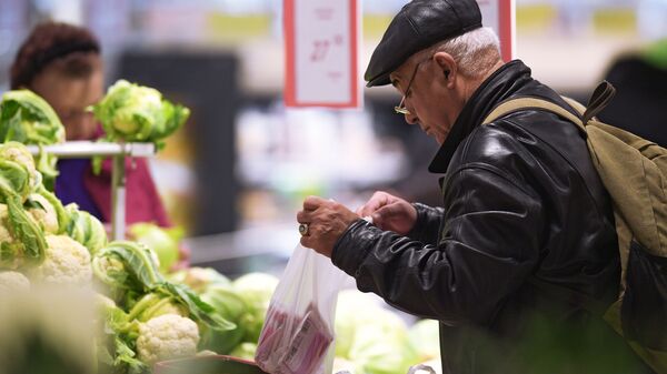 Посетитель овощного отдела в супермаркете - Sputnik Армения