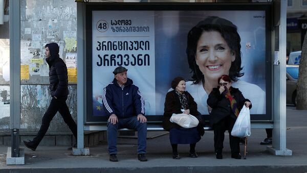 Агитационный баннер кандидата в президенты Грузии Саломе Зурабишвили на автобусной остановке в Тбилиси - Sputnik Армения