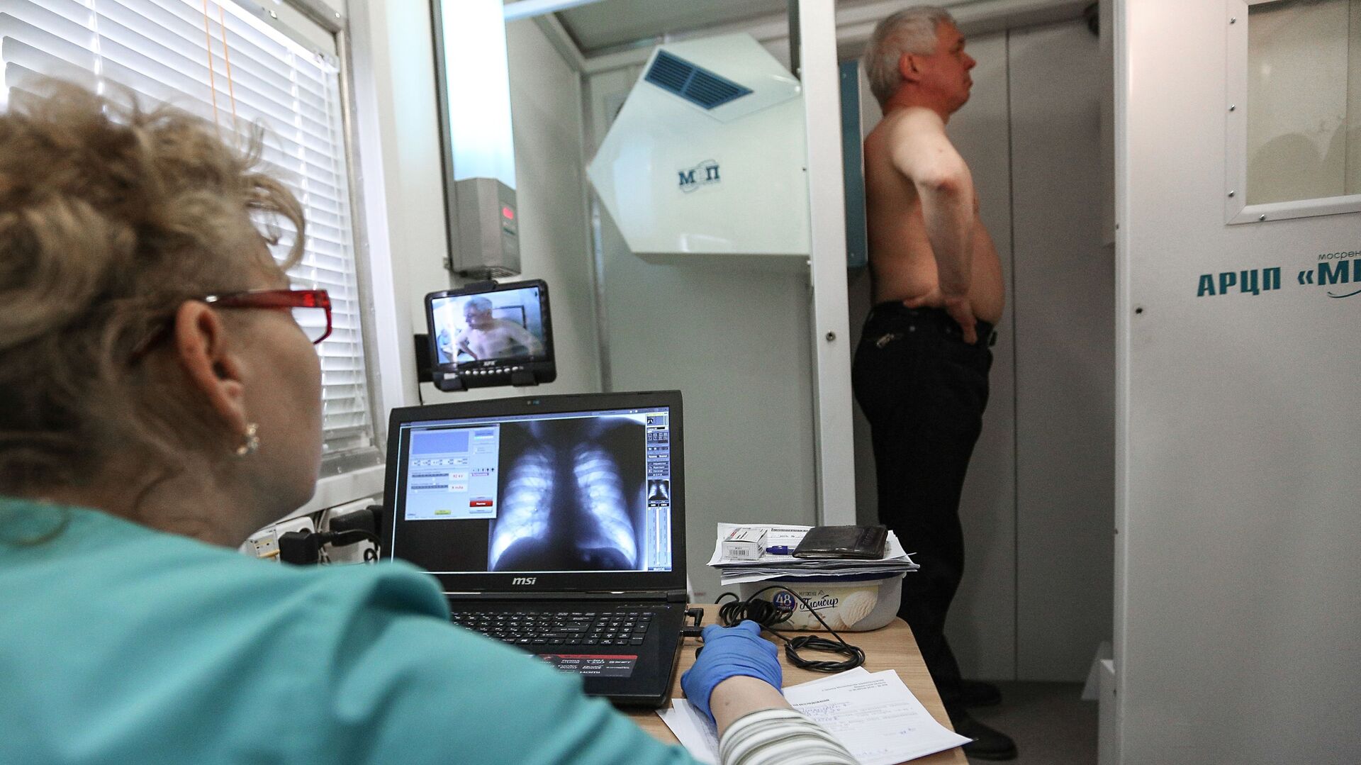 Пациент проходит флюорографию в передвижном мобильном диагностическом комплексе - Sputnik Армения, 1920, 24.03.2022