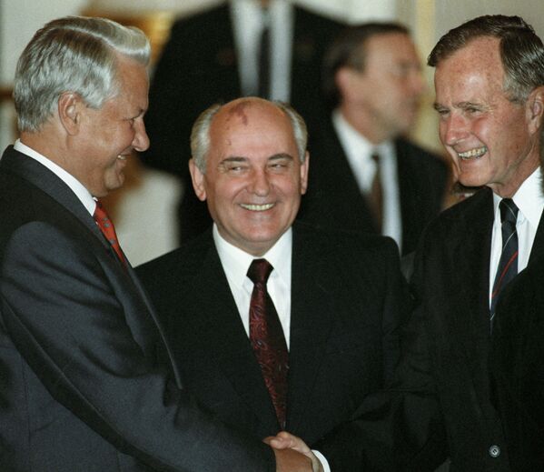 ՌԽՖՍՀ, ԽՍՀՄ և ԱՄՆ նախագահներ Բորիս Ելցինը, Միխայիլ Գորբաչովն ու Ջորջ Բուշը զրուցում են Կրեմլում պաշտոնական ընթրիքից առաջ (հուլիսի 30, 1991թ.): Մոսկվա - Sputnik Արմենիա