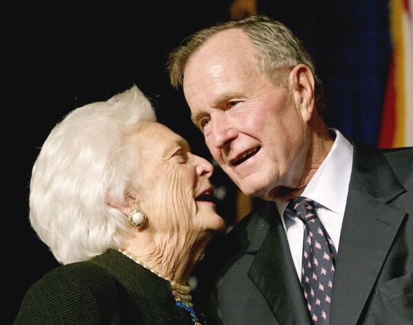 ԱՄՆ նախկին նախագահ Ջորջ Բուշը տիկնոջ՝ Բարբարայի հետ տոնում է որդու՝ Ֆլորիդայի նահանգապետ Ջեբ Բուշի հաղթանակը (նոյեմբերի 5, 2002թ.): Մայամի - Sputnik Արմենիա