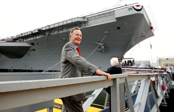 ԱՄՆ նախկին նախագահ Ջորջ Բուշ ավագը ռազմական USS George H.W. Wush նավի «օծման» ժամանակ (օգոստոսի 7, 2006թ.): Վիրջինիա նահանգ - Sputnik Արմենիա