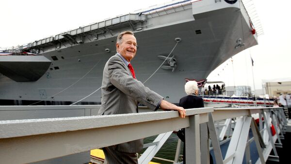 Бывший президент Джордж Буш-старший на церемонии крещения авианосца USS George H.W. Bush, названного в его честь - Sputnik Армения