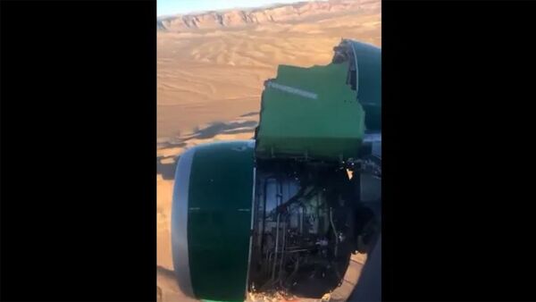 Пассажир снял, как у Airbus 320 начала отваливаться обшивка двигателя - Sputnik Армения