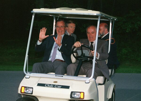 ԽՍՀՄ նախագահ Միխայիլ Գորբաչովը գոլֆ–մեքենայով «ուղեկցում է» ԱՄՆ նախագահ Ջորջ Բուշին Վաշինգտոն վերադարձող ուղղաթիռի մոտ (հունիսի 2, 1990թ.): Քեմփ-Դեյվիդ - Sputnik Արմենիա