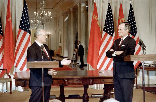 ԽՍՀՄ նախագահ Միխայիլ Գորբաչովն ու ԱՄՆ նախագահ Ջորջ Բուշը միջուկային հրթիռների ու քիմիական զենքի կրճատման պայմանագրի հիմնական փաստաթղթերի ստորագրման ժամանակ (հունիսի 1, 1990թ.): Վաշինգտոն - Sputnik Արմենիա