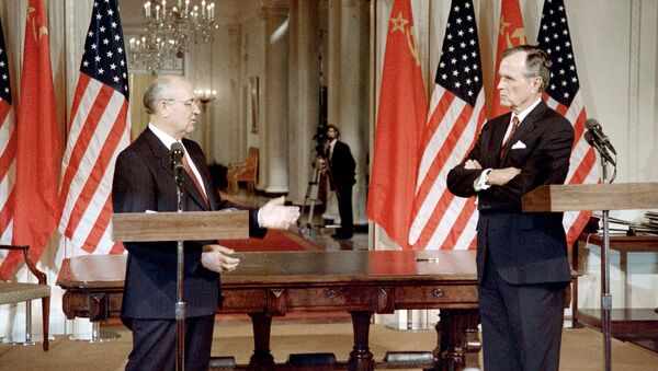 Президенты СССР и США Михаил Горбачев и Джордж Буш во время церемонии подписания основы договора о первых в истории сокращениях ядерных ракет и пакта о сокращении запасов химического оружия (1 июня 1990). Вашингтон - Sputnik Армения