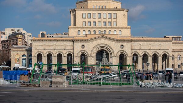Монтаж новогодней елки на пл. Республики в Ереване - Sputnik Արմենիա