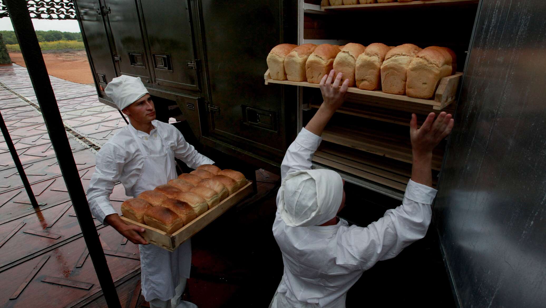 Ночью ем хлеб. " В пекарне" в.м.Каратая. Транспортировка хлебобулочных изделий. Полевая хлебопекарня. Хлеб пекарня.